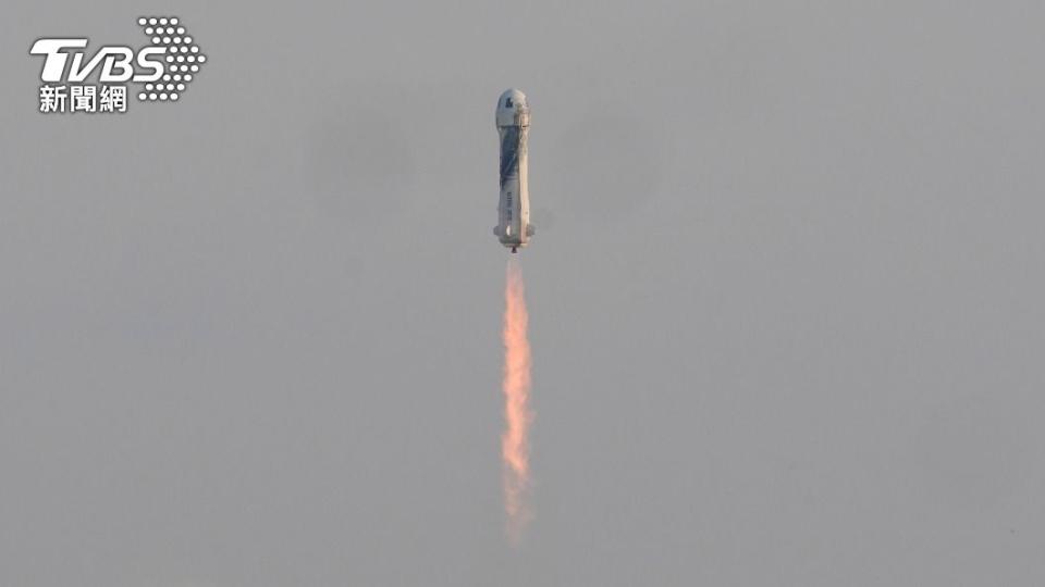 貝佐斯搭乘火箭登上太空。（圖／達志影像美聯社）