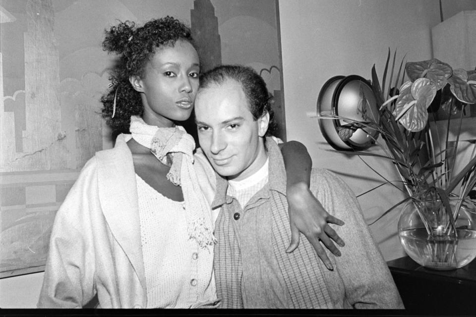 Iman posing with Garren in 1977.<p>Photo: Nick Machalaba/WWD/Penske Media via Getty Images</p>