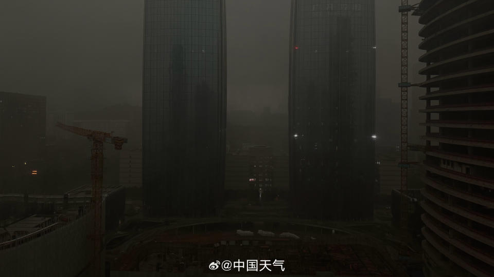 <strong>廣州「一秒入夜」天空烏雲密佈。（圖／翻攝微博@中國天氣）</strong>