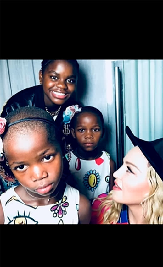 Madonna con sus hijos