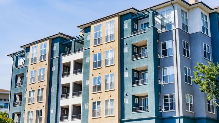 An exterior view of modern apartment building offering luxury rental units in Silicon Valley.