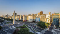 <p>Para tramitar la jubilación en Argentina los hombres tienen que tener 65 años y las mujeres 60 años, además de haber cotizado 30 años.</p> <p>La pensión se calcula en base al sueldo medio de los últimos 120 ingresos previos al término del trabajo (1,5% por cada año de aportes), más un valor denominado Prestación Básica Universal (PBU). Mientras mayor sea la cantidad de años de aportes mayor será el monto a recibir.</p> <p>Este pago mensual es el 32% de su Renta declarada (sueldo bruto del empleado). Por ejemplo, si la renta declarada es de $ 9.750 aprox. El valor para recibir sería $ 6.200. Las otras categorías recibe la jubilación mínima.</p> <p><strong>La jubilación mínima es de unos US$225 y la jubilación máxima de US$1</strong>.<strong>571</strong>.</p> <p>Referencial cambiario 1 dólar = 91,57 pesos argentinos</p> <p>(Getty Images)</p> 