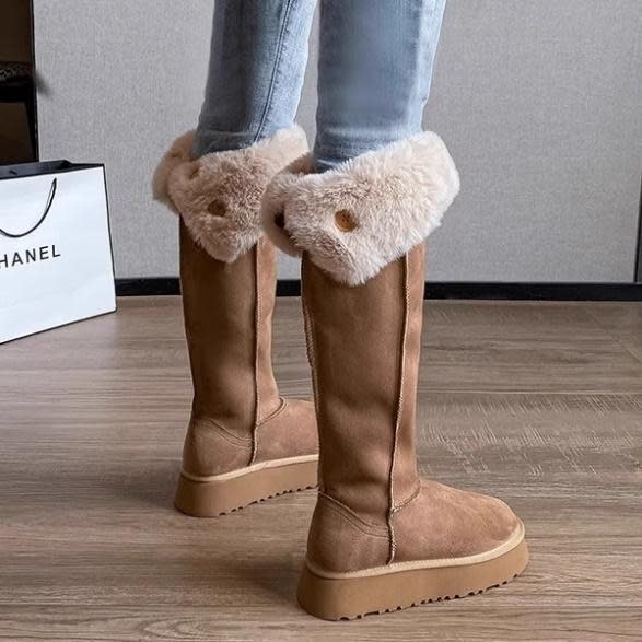 白鳥麗子 經典純色麂皮厚底高筒雪靴，絕對禦寒！絕對顯瘦！（圖片來源：Yahoo購物中心）
