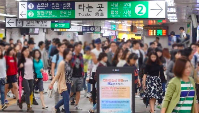 外出旅行抵達目的地後，搭地鐵玩轉城市絕對是經濟又省事、方便的出行方式，韓國地鐵更是全程有韓、中、英、日四種語言外語報站，非常方面。