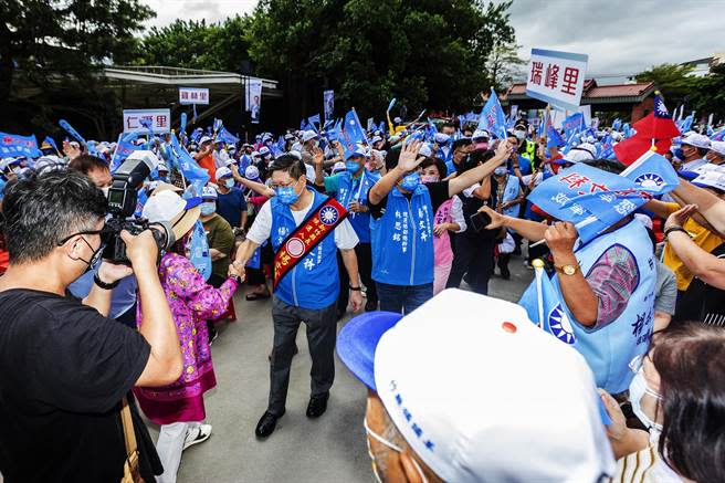 楊文科（中）成立竹東競選服務處，進場時超過4千名支持者高喊「凍蒜！」展現客家族群藍營大團結的氣勢。（羅浚濱攝）