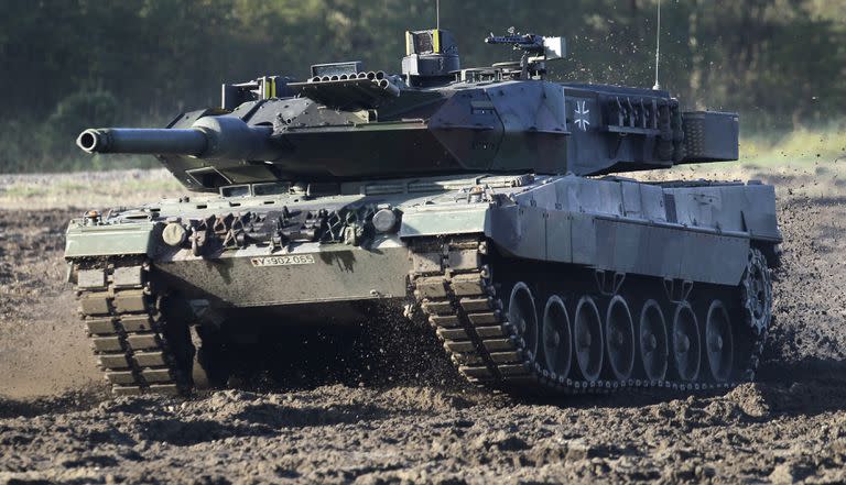 ARCHIVO - Un tanque Leopard 2, de fabricación alemana, es mostrado a la prensa por las fuerzas de defensa de Alemania en Munster, cerca de Hannover, en Alemania, el miércoles 28 de septiembre de 2011. (AP Foto/Michael Sohn, Archivo)