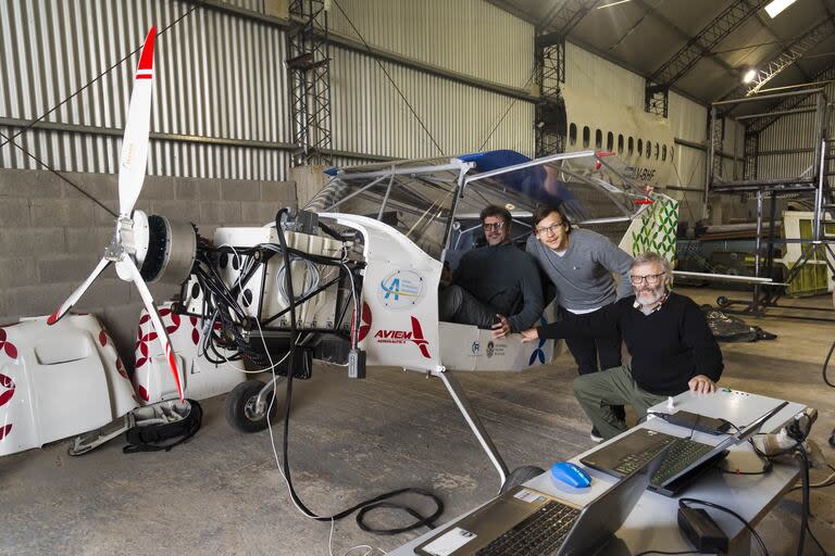 Los desarrolladores Claudio Rimoldi, Guillermo Garaventta y su hijo Santiago Garaventta Pascual, junto al avión eléctrico