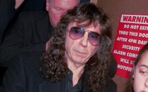 Als Musikproduzent wurde er weltberühmt, trotzdem bringt man mit Phil Spector heute vor allem seine Beteiligung an einem Mordfall 2003 in Verbindung. Schauspielerin Lana Clarkson wurde tot in seinem Anwesen gefunden, einem Kopfschuss erlegen. Vor Gericht konnte der "Let It Be"-Produzent seine Unschuld nicht beweisen, ab 2009 saß er in einem Gefängnis in Kalifornien. Im Januar 2021, lange vor dem Ende seiner 19-jährigen Haftstrafe, starb Spector an den Folgen einer Corona-Infektion. (Bild: Getty Images)