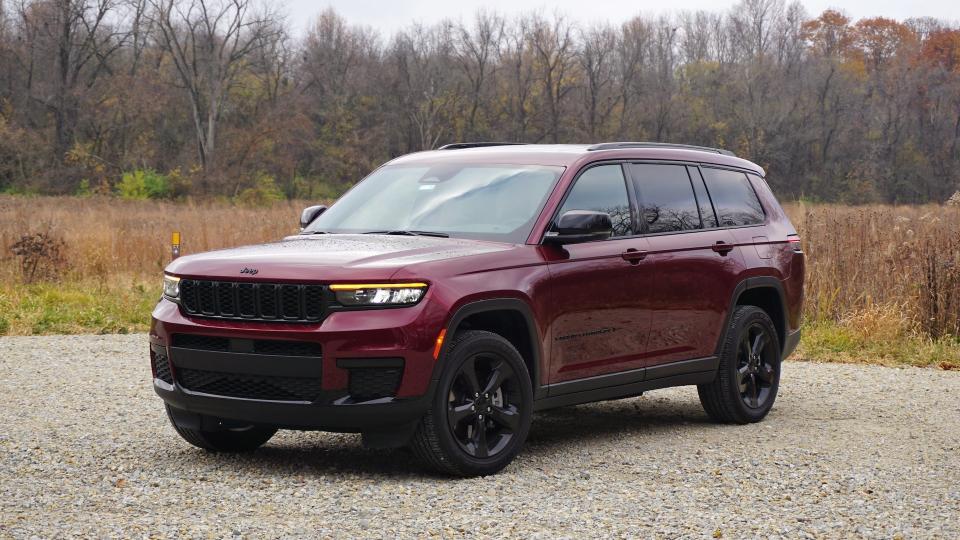 2023 Jeep Grand Cherokee Pros and Cons: A Spacious but Unremarkable 3-Row SUV photo