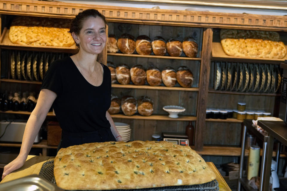 La chef mexicana Elena Reygadas posa para un retrato durante una entrevista en su restaurante Rosetta en la Ciudad de México el miércoles 26 de abril de 2023. Reygadas ganó el premio The World's Best Female Chef 2023 de la lista The World's 50 Best Restaurants a la mejor chef mujer del mundo. (Foto AP/Fernando Llano)