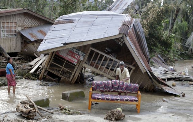 <b>5 décembre</b><br> Des sinistrés tentent de récupérer ce qu’il reste de leur demeure après le passage du typhon meurtrier Bopha aux Philippines, qui a fait plus de 500 morts et 400 disparus. <br> (Reuters/Erik De Castro)