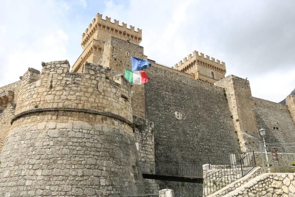 El gigantesco Castello Piccolomini, erigido en el centro del Celano histórico, es hoy un museo de arte religioso.