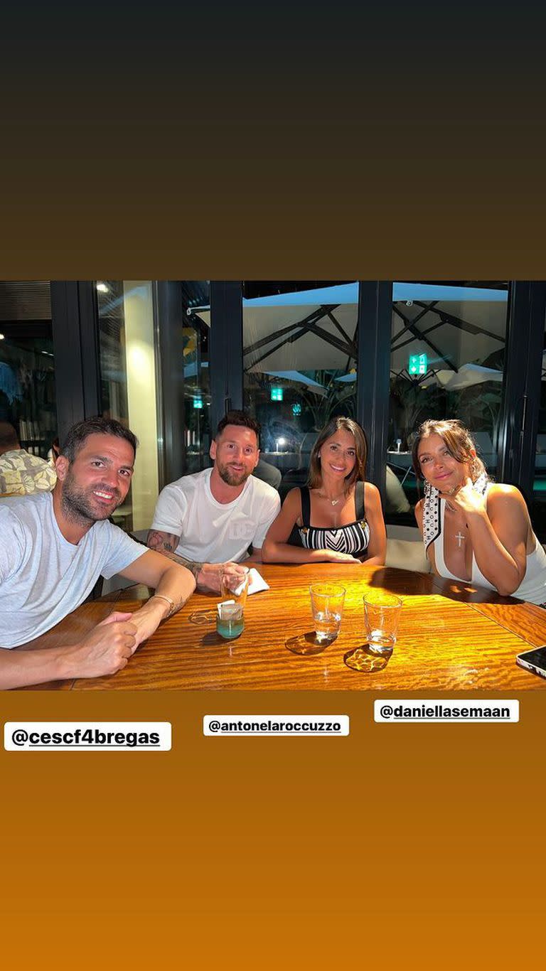 Cesc Fàbregas, Lionel Messi, Antonela Roccuzzo y Daniella Semaan disfrutando de un exótico postre. Foto/Instagram @leomessi