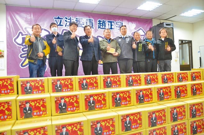 立委趙正宇（左三）捐出1000箱物資，桃園市長鄭文燦（左四）也鼓勵大家幫助弱勢民眾。（賴佑維攝）