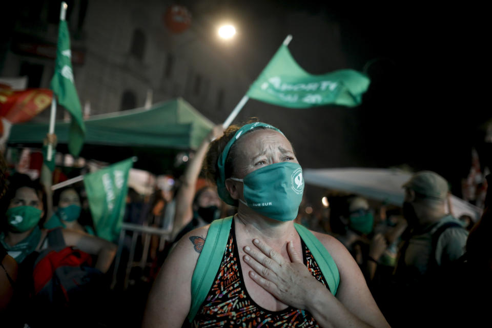 Una activista por el derecho al aborto reacciona después de que los legisladores aprobaran un proyecto de ley que legaliza el aborto, frente al Congreso en Buenos Aires, Argentina, el miércoles 30 de diciembre de 2020. (AP Foto/Natacha Pisarenko)