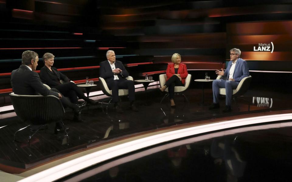 Markus Lanz (links) diskutierte am Mittwochabend mit der Berliner Bezirksbürgermeisterin Cordelia Koch, dem Erfurter Oberbürgermeister Andreas Bausewein, der FDP-Bürgermeisterin Ursula Baum und dem CDU-Landrat Christian Engelhardt. (Bild: ZDF / Cornelia Lehmann)