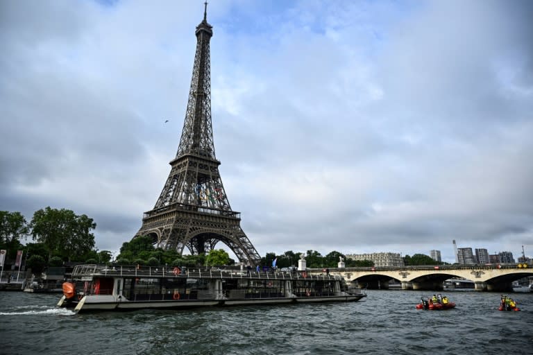 Imagen del río Sena a su paso por la Torre Eiffel durante un ensayo de la ceremonia de inauguración de los Juegos Olímpicos, en París el 17 de junio de 2024 (JULIEN DE ROSA)