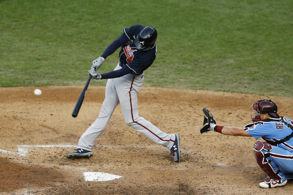 Freddie Freeman, de los Bravos de Atlanta, conecta un doblete productor en la sexta entrada del segundo juego de una doble cartelera ante los Filis de Filadelfia, el domingo 9 de agosto de 2020, en Filadelfia. (AP Foto/Matt Slocum)