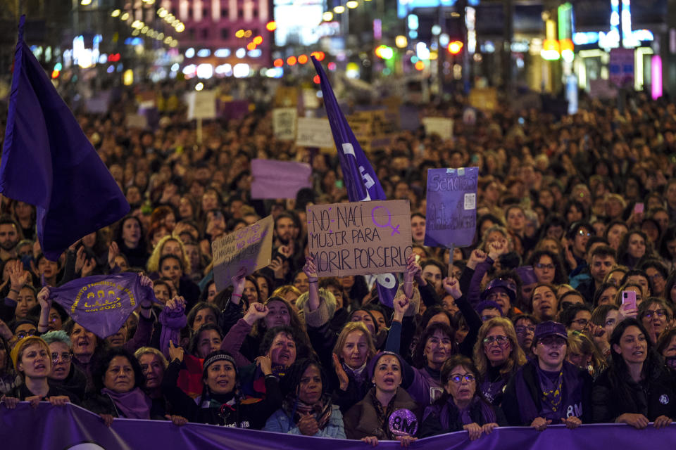 Mujeres participan en una manifestación por el Día Internacional de la Mujer, el miércoles 8 de marzo de 2023, en Madrid. (AP Foto/Manu Fernández)