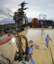 Tyler Zeller (44), de Carolina del Norte, lucha por el balón con Adreian Payne (abajo), de Michigan, en el juego de la NCAA, que se organizó abordo del portaaviones USS Carl Vinson, el pasado 11 de noviembre Coronado, California. AP/Mark J. Terrill