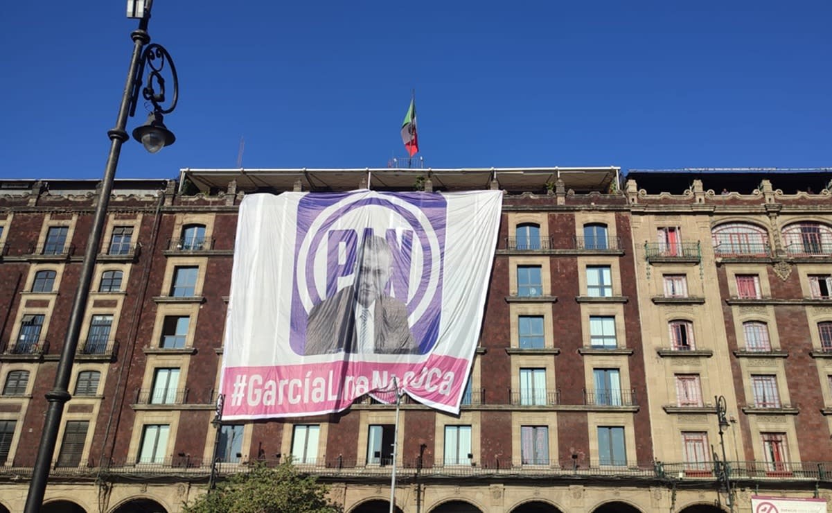 La lona que pusieron en zócalo antes de la marcha en defensa del INE