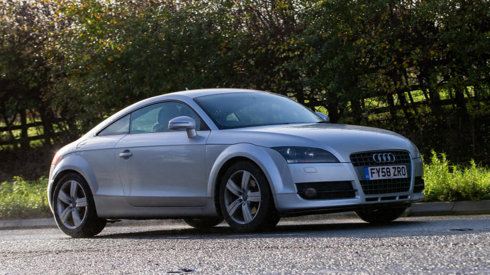 Silberner Audi TT auf der Straße