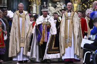 El Rey Carlos III de Gran Bretaña con la Corona Imperial de Estado, el Orbe y el Cetro del Soberano sale de la Abadía de Westminster después de su coronación en el centro de Londres el sábado 6 de mayo de 2023. La coronación es la primera en Gran Bretaña en 70 años, y apenas la segunda en la historia en ser televisada. Carlos es el 40to monarca coronado en la iglesia en el centro de Londres desde el rey Guillermo I quien fue coronado en 1066. (Ben Stansall/POOL photo vía AP)