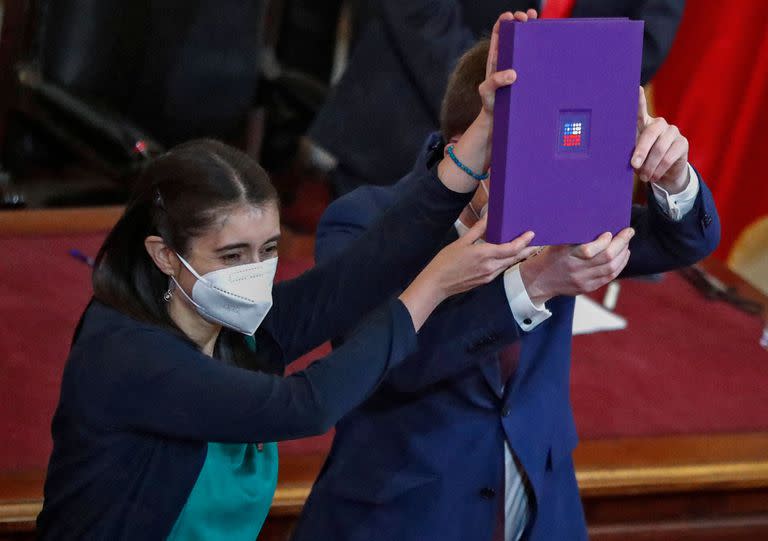 La presidenta y el vicepresidente de la Convención Constitucional chilena, María Elisa Quinteros y Gaspar Domínguez, respectivamente, levantan el borrador final de la propuesta constitucional durante su presentación en el Congreso Nacional en Santiago, el 4 de julio de 2022.