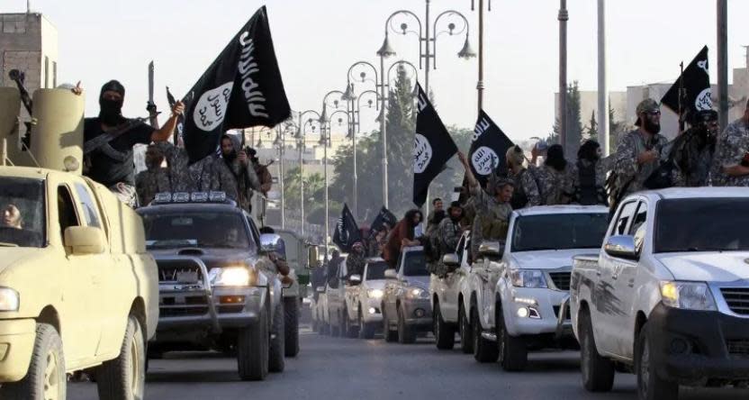 Combatientes de ISIS desfilando por las calles en 2014