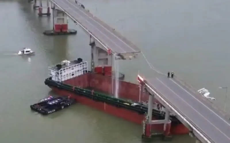 ▲中國廣州市的瀝心沙大橋，22日驚傳遭船隻撞擊、橋體斷裂，有車輛掉進水裡。（圖／翻攝自央視）