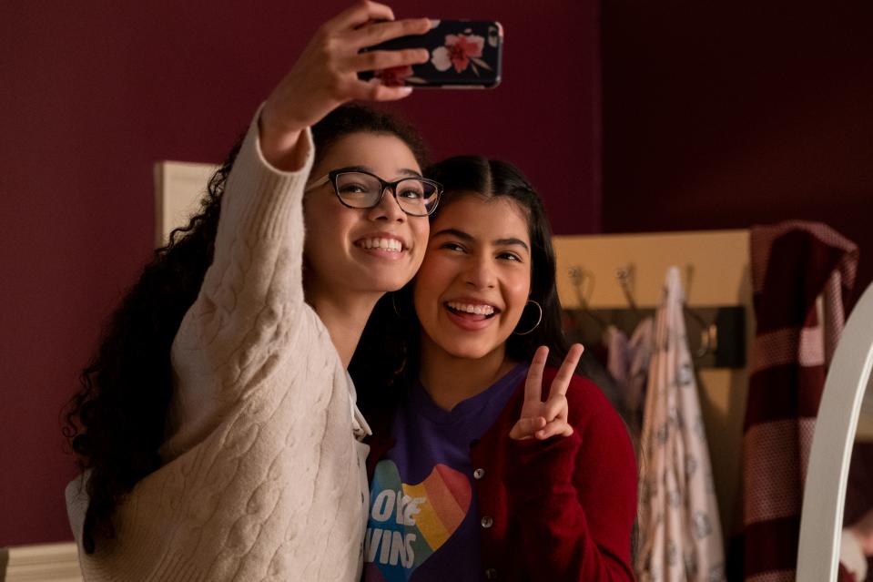 THE BABY-SITTERS CLUB (L to R) MALIA BAKER as MARY ANNE SPIER and KYNDRA SANCHEZ as DAWN SCHAFER in episode 205 of THE BABY-SITTERS CLUB Cr. LIANE HENTSCHER/NETFLIX © 2021