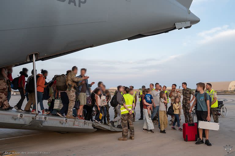 Un centenar de ciudadanos franceses y de otras nacionalidades ya han sido evacuados de Sudán por Francia y se espera que les sigan otro centenar, según informaron el 23 de abril los ministerios franceses de Asuntos Exteriores y de las Fuerzas Armadas.