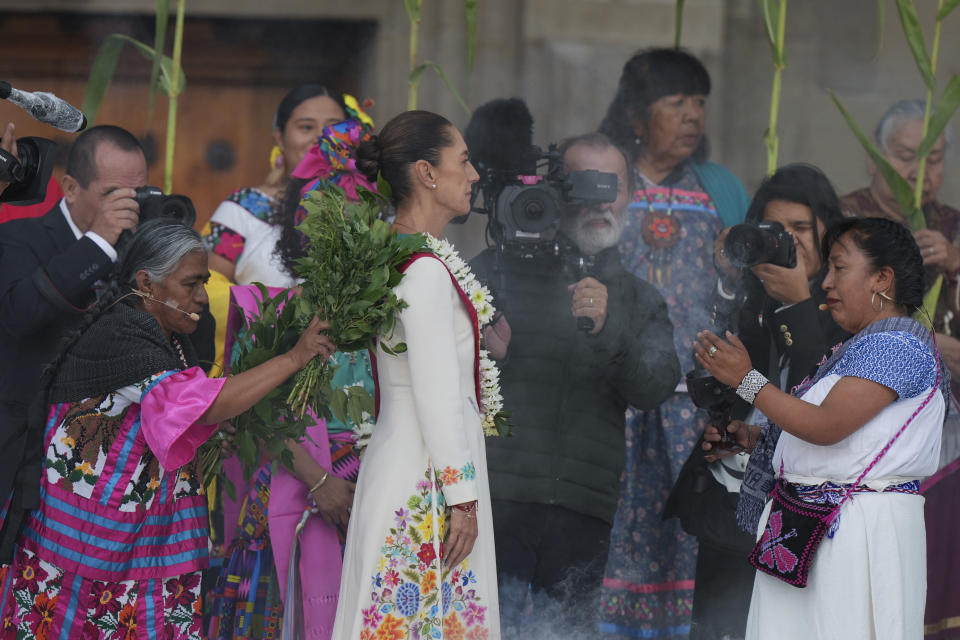 Mujeres indígenas realizan una limpia ancestral a la nueva presidenta de México, Claudia Sheinbaum, en la plaza del Zócalo, en Ciudad de México, el martes 1 de octubre de 2024. (AP Foto/Fernando Llano)