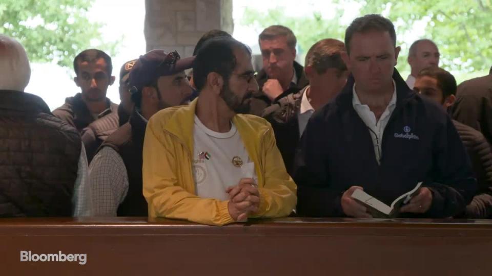 El jeque Mohammed bin Rashid Al Maktoum, con la chaqueta amarilla, en las subastas en Kentucky. Foto: Bloomberg.