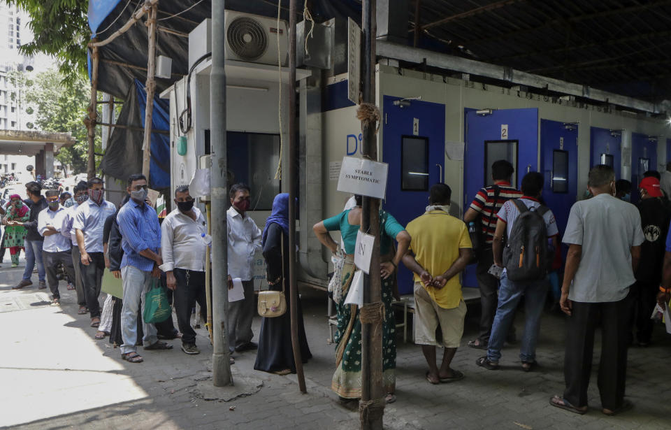 印度疫情再度惡化，孟買居民正在排隊接受新冠肺炎篩檢。圖片來源：Reuters。