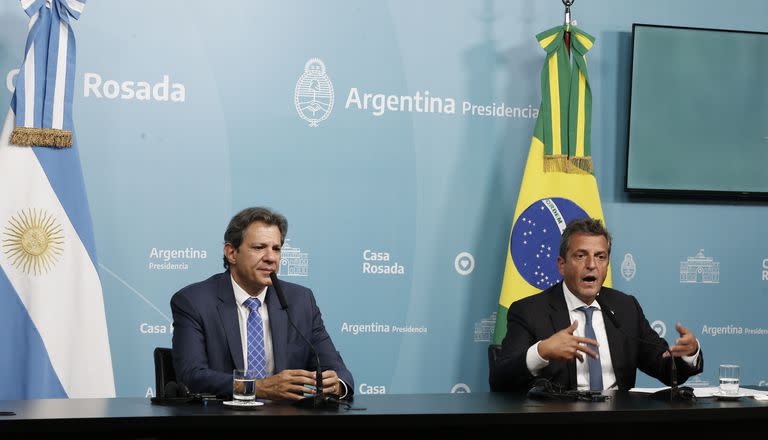 Los ministros de Economía de Brasil, Fernando Haddad, y de la Argentina, Sergio Massa, en una conferencia de prensa en el marco de la visita de Lula al país