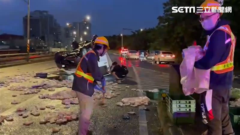 載肉貨車翻覆，整輛車四輪朝天，雞腿肉噴飛掉滿地。（圖／翻攝畫面）