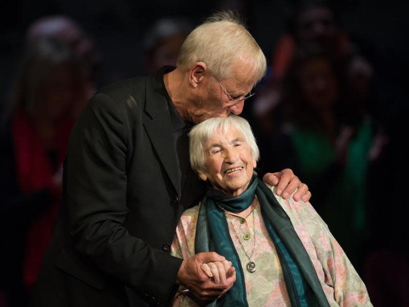 Die Auschwitz-Überlebende Esther Bejarano bezeichnete Rolf Becker als Bruder. Foto: D. Reinhardt