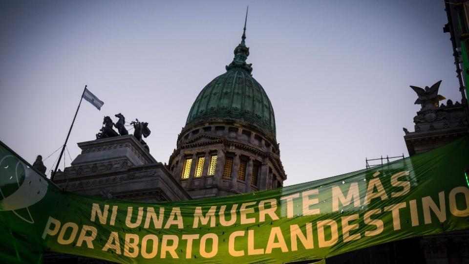 Pancarta en Argentinca que dice "Ni una muerte más por aborto clandestino"