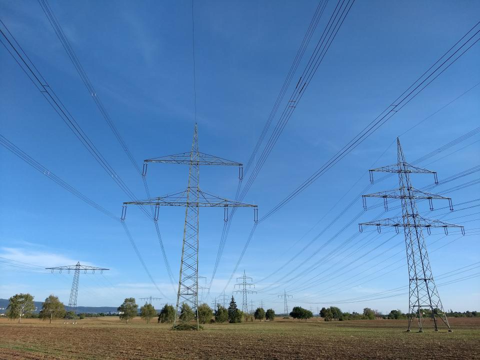 Vorsicht bei feuchten Wiesen. Unter den Stromleitungen in Niederbayern erhielten Spaziergänger plötzliche Stromschläge. (Symbolbild: Getty)