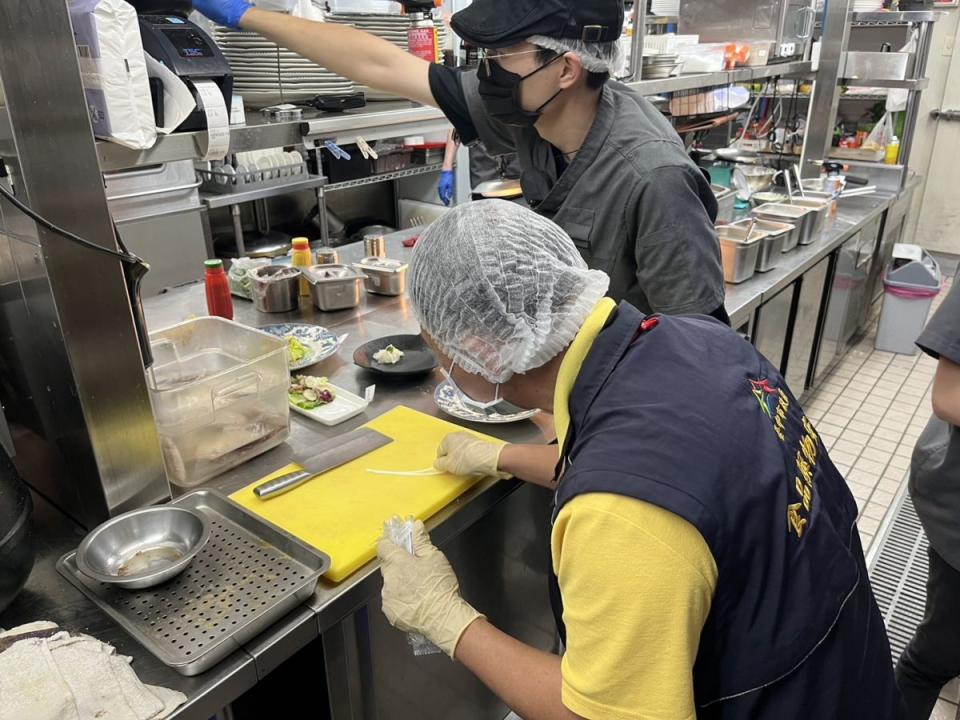 台中餐酒館傳食物中毒案2人住院，中市府時表示，已經採集檢體送驗，兩周後出爐。（圖：中市府提供）