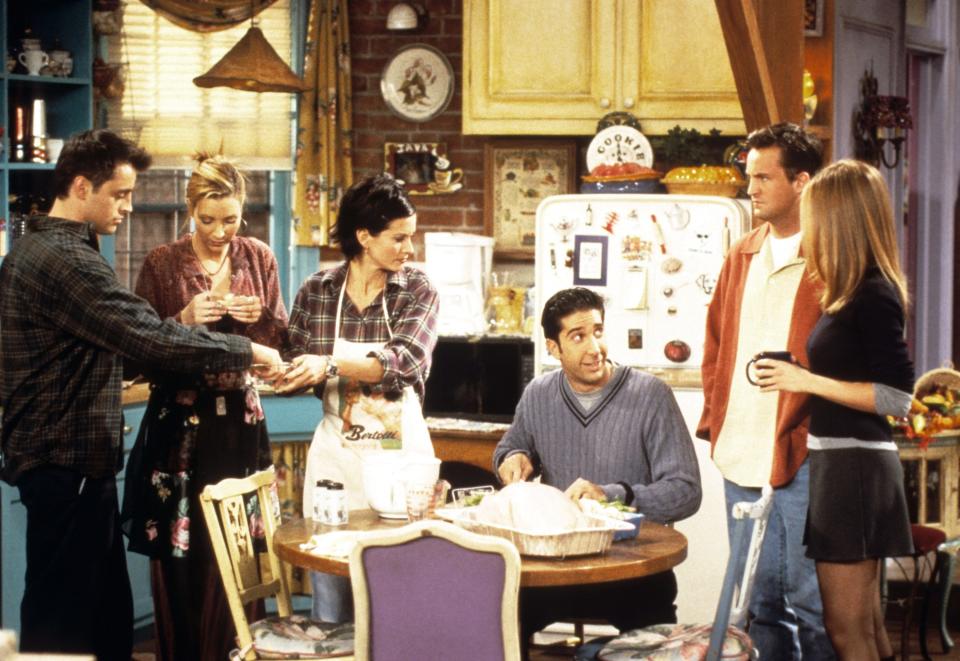 Cast of Friends in the kitchen chatting