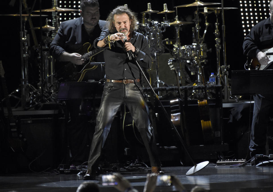 José María Cano interpreta "Eres mi religión" durante la ceremonia en honor a Maná como Persona del Año de la Academia Latina de la Grabación, el miércoles 14 de noviembre del 2018 en el Centro de Eventos Mandalay Bay en Las Vegas. (Foto por Chris Pizzello/Invision/AP)