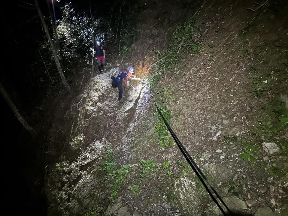 洪姓與李姓男子縱走能高安東軍渡溪時，洪男不慎遭溪水沖走，李男欲救援也落水。洪男被發現時已明顯死亡，19日下午由直升機吊掛運出；李男雖自行脫困，但因腳傷在原地待救，同日深夜南投縣消防局搜救隊接觸李男，經評估後護送李男下山就醫。（圖／南投縣消防局提供）