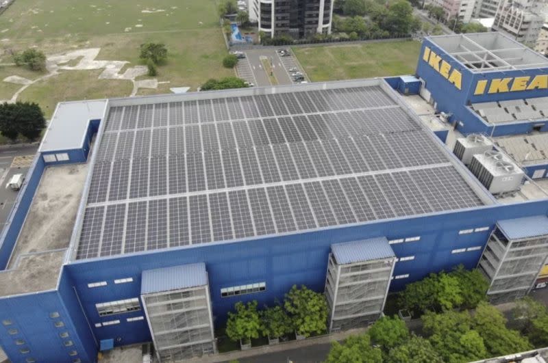 ▲事實上，為落實資源再生、永續發展的經營理念，IKEA高雄店頂樓也有設置太陽能發電系統。（圖／IKEA提供）