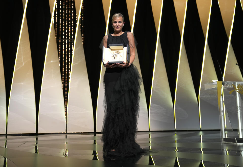 La directora Julia Ducournau recibe la Palma de Oro por la película "Titane" en la ceremonia de clausura del Festival Internacional de Cine de Cannes, el sábado 17 de julio de 2021 en Cannes, Francia. (AP Foto/Vadim Ghirda)