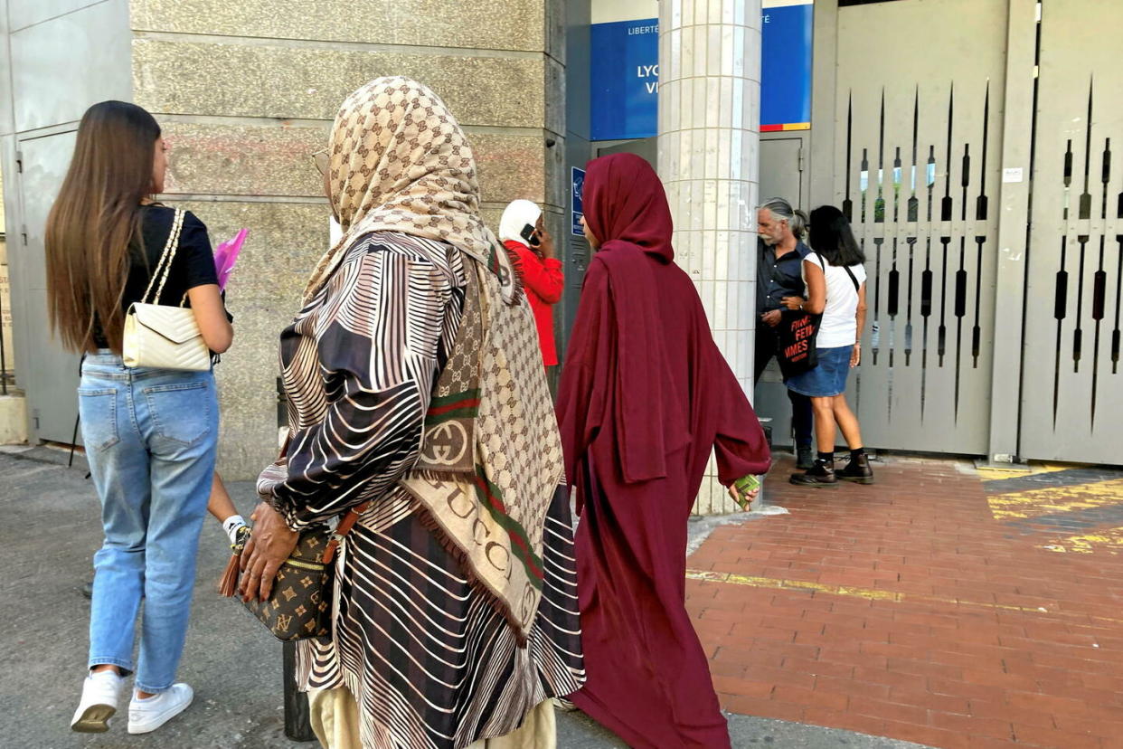 Rentrée scolaire 2023, devant le lycée Victor-Hugo, dans le 3e arrondissement de Marseille (Bouches-du-Rhône).  - Credit:Nicolas Vallauri/MaxPPP/PhotoPQR/La Provence