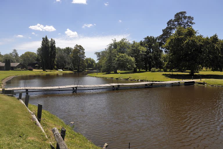 El Arroyo Seco parte en dos el impecable campo de golf que disfrutan los socios del country