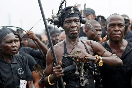 Traditional warriors attend the coronation of Oba of Benin, Eheneden Erediauwa, outside the Oba's palace in Benin city, Nigeria October 20, 2016.REUTERS/Akintunde Akinleye