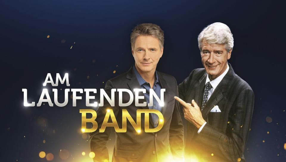 TV-Macher kriegen noch heute feuchte Augen, wenn Sie an Rudi Carrell (rechts) und "Das laufende Band" denken. Dass die Feuilletonkritiken und die Einschaltquoten gleichermaßen überragend waren - das hat es in der Geschichte des deutschen Show-Fernsehens selten gegeben. Jörg Pilawa (links) wagte 2014 eine einmalige Jubiläums-Neuauflage. In der traten wie einst in den 1970er-Jahren vier Teams gegeneinander bei Schlagfertigkeits- und Geschicklichkeitsspielen an. (Bild: NDR / Thomas Leidig)